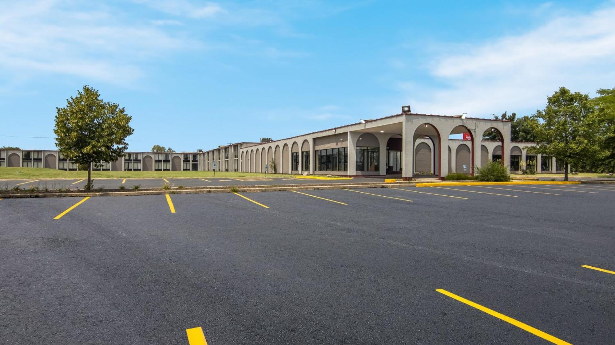 Red Roof And Conference Center Chicago - N Aurora Naperville Hotel 2*